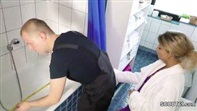Der Klempner leckt die nasse Möse der blonden Hausfrau und fickt sie dann hart im Bad.