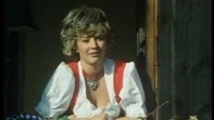 Eine Frau sitzt am Fenster auf dem harten Schwanz und redet weiter, während sie gefickt wird.