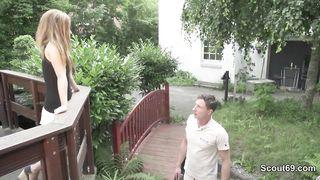 Heiße Blondine auf dem Balkon lässt sich von hinten ficken