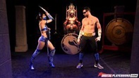 Kitana zwingt Johnny Cage in der Arena auf die Knie und nimmt sich seinen Schwanz.